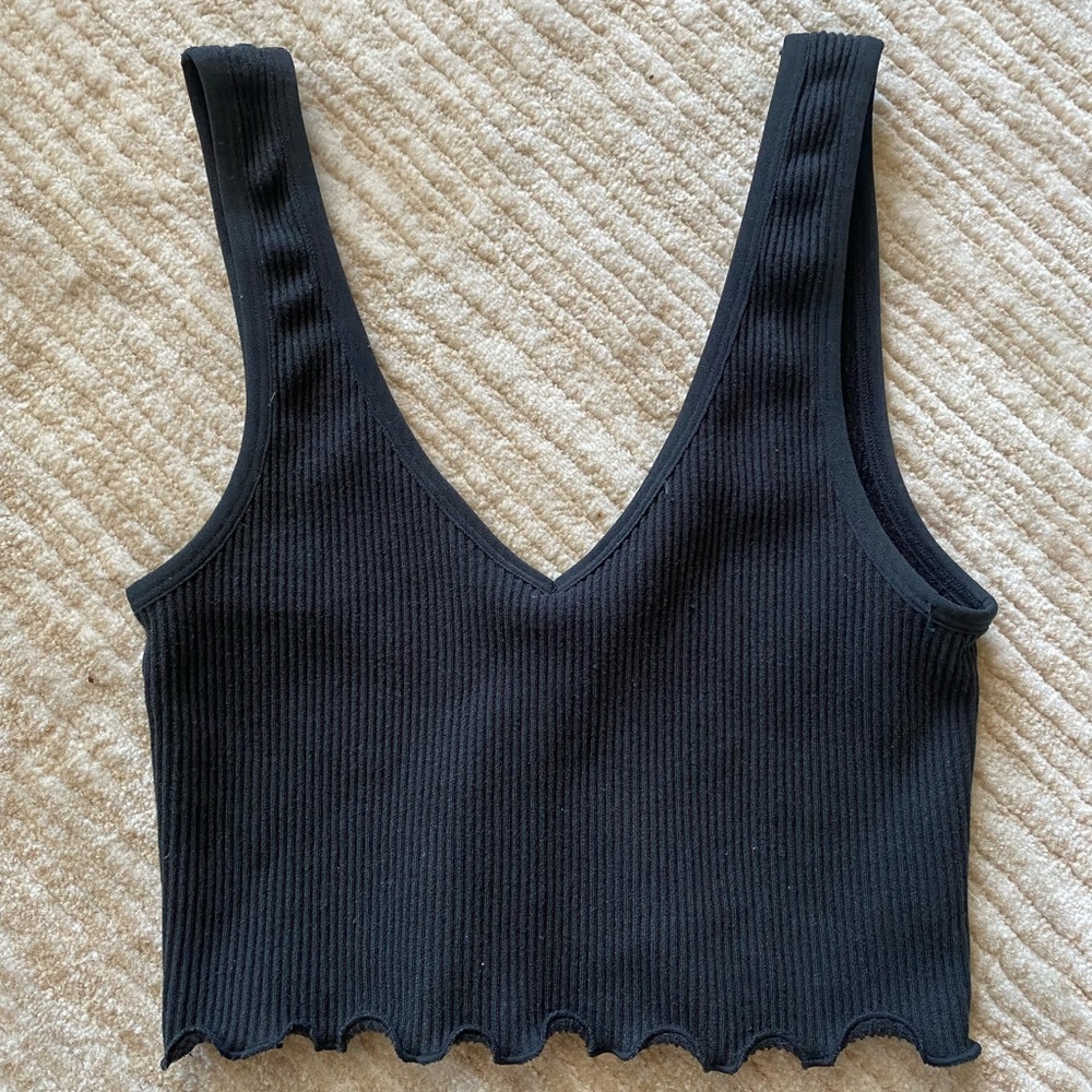 black v-neck crop top